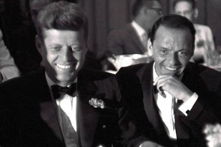 Gerüchte gibt es auch immer wieder über seine Freundschaft mit Frank Sinatra. Der Entertainer soll seine Mafiakontakte genut...