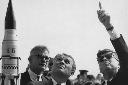 In Kennedys Amtszeit fallen mit der Kuba-Krise, dem Bau der Berliner Mauer und dem Beginn des Raumfahrtprogramms Höhepunkte ...