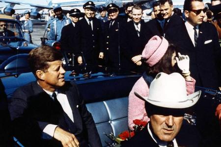 Am 21. November 1963 geschieht schließlich das Unfassbare. John F. Kennedy wird in Dallas/Texas erschossen. Das Ehepaar fähr...