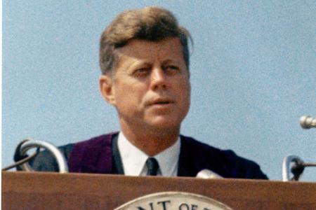Durch seinen frühen Tod wird Kennedy zum Mythos. Hätte er seine politische Karriere vollenden können, so glauben viele, hätt...