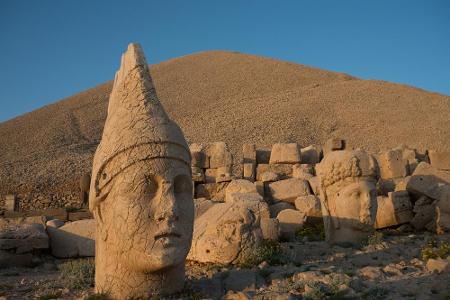 Der Nemrut Dag ist ein 2.000 Meter hoher Berg im Südosten der Türkei. So weit, so normal. Es sind die Götterstatuen, die ihn...