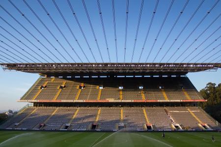Der Start erfolgt in Europas Westen, in Portugal. Das hier abgebildete Stadion steht in Braga. Seine Besonderheit: für den B...