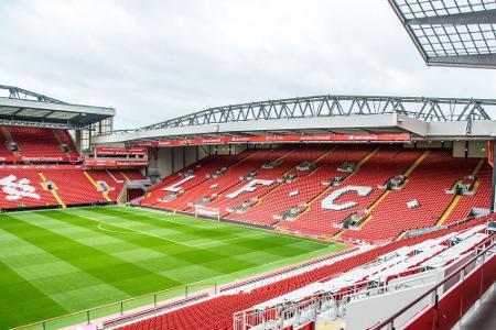 Eine der bekanntesten Tribünen der Welt: The Kop im Stadion an der Anfield Road zu Liverpool. Eines der Stadien der Welt, di...