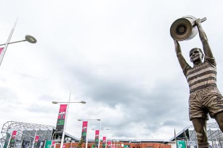 Vor dem Celtic Park zu Glasgow steht eine Statue von Billy Mcneill, dem Kapitän der Mannschaft, die 1967 den Landesmeistercu...