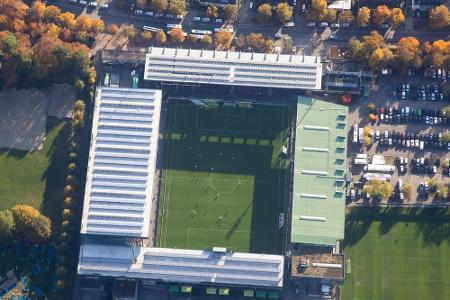 Jede Tribüne im Schwarzwaldstadion in Freiburg hat seinen eigenen Stil. Das Spielfeld ist fast schon quadratisch, die Spielf...