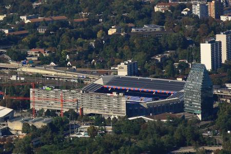 In Basel steht der St. Jakob-Park, im Idiom der Einheimischen Joggeli gerufen. Heimspiele trägt hier der FC Basel aus, der b...