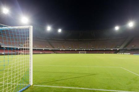 Hier zauberte für einige Jahre Fußball-Gott Diego Maradona: das Stadio San Paolo zu Neapel. Heute eher baufällig, dafür mit ...