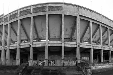 Im Innenraum des Strahov-Stadions in Prag befinden sich momentan 6(!) Fußballspielfelder, dazu 2 Kleinfelder. Die Tribünen w...