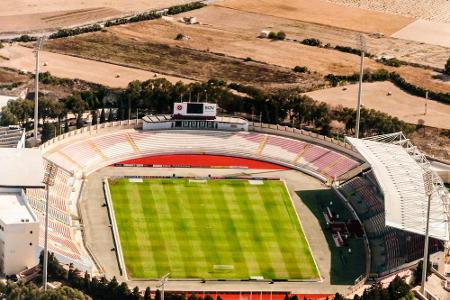 Wo liegt das Ta' Qali National Stadium? Genau, auf Malta. Für Wasserratten von Bedeutung: Im Bauch der Haupttribüne gibt es ...