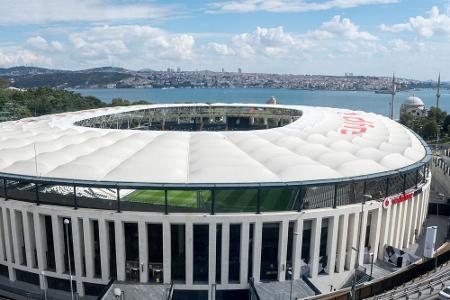 Bevor das Stadion von Besiktas Istanbul komplett neu errichtet wurde, konnten die Fans von der Westtribüne aus ihre Blicke ü...