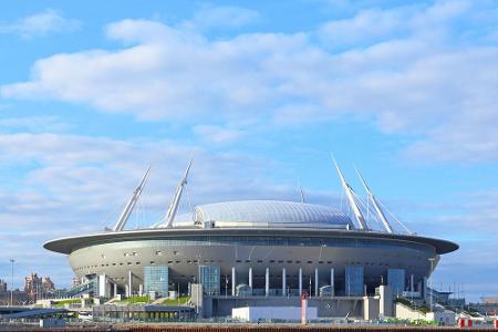 Wie ein versehentlich falsch gelandetes Raumschiff liegt das vollkommen neue Krestowski-Stadion auf der gleichnamigen Insel ...