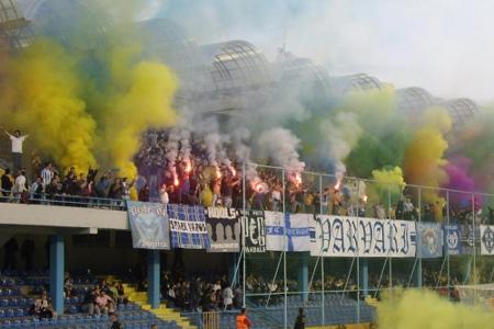 Ein reines Fußballstadion findet sich in Podgorica, in Montenegro. Die Leidenschaft der Fans im Stadion pod Goricim zeigt si...