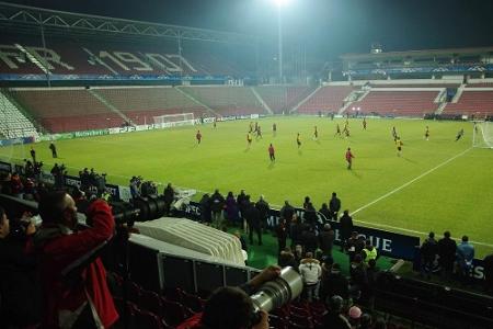In Cluj steht das Stadionul Dr. Constantin Radulescu: drei freistehende Tribünen, dazu Fluchtlichtmasten, exponiert Lage übe...