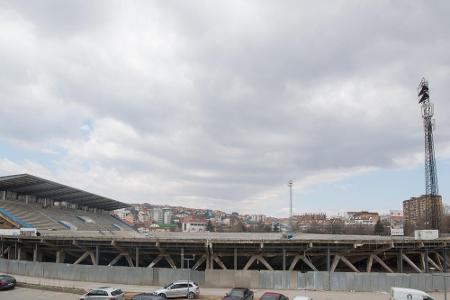 Alte Arena für einen neuen Staat: Das Stadion Pritina im Kosovo. Immerhin 16.200 Fans dürfen in das Mini-Oval.