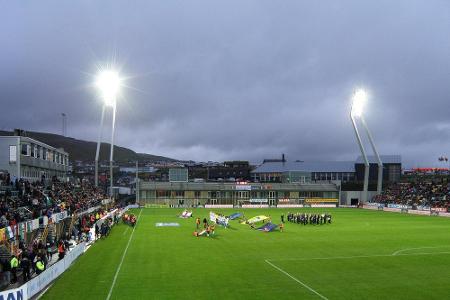 Thors Platz - dieser Name passt wie die Faust aufs Auge für das größte Stadion in Torhavn auf den Färoer. Erst im Jahr 2000 ...