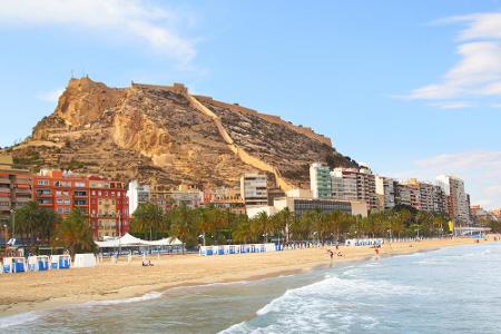 Getoppt wird das nur noch von Alicante an der Costa Blanca. Mit nur 330.000 Einwohnern ist die Stadt einer der Zwerge im Ran...