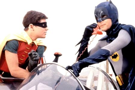 Unvergessen sind seine weisen Sprüche, die er dem treuen Gefährten Robin (Burt Ward) in jeder Folge aufdrückte. 