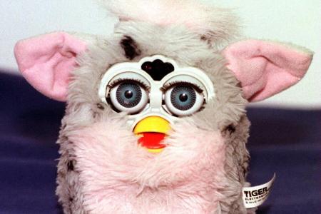 Ende der 90er gehörte mindestens ein Furby in jedes Kinderzimmer. Das Plüschtier war mit Sensoren versehen, wodurch es erkan...