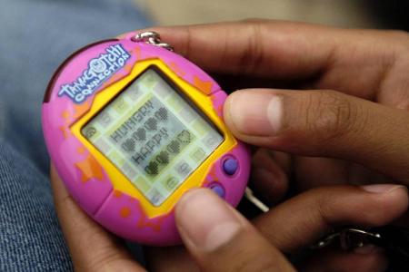 Die wohl erste große Verantwortung im Leben eines jeden Kindes der 80er und 90er: Das Tamagotchi! Ein kleines Küken musste r...