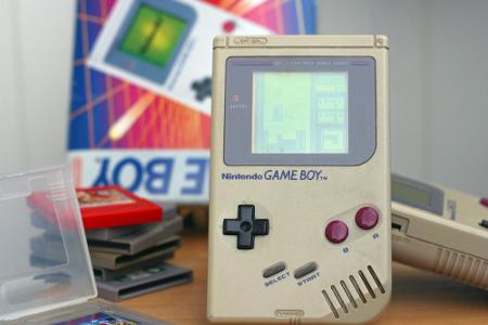 Der Smartphone-Ersatz für die Jugend der 90er war der Game Boy von Nintendo. Anfangs nur mit Tetris bespielt, bot der eckige...