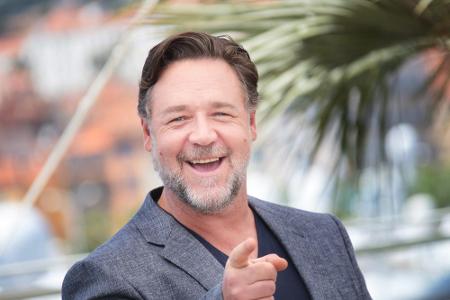 Russel Crowe kann nicht nur einen echten Rock'n'Roll-Typen spielen, er ist auch einer. 1992 spielte er schließlich mit seine...
