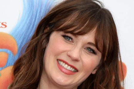 Zooey Deschanel ist Mitglied der Kabarett-Gruppe If All the Stars Were Pretty Babies und tritt sporadisch in Los Angeles auf