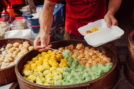 Platz 5: Kuala Lumpur. Zurück nach Asien. Ähnlich wie in Bangkok wird auch in Malaysia die Streetfood-Kultur großgeschrieben...