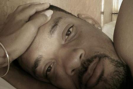 Mit noch leicht geschwollenen Augen blickt Will Smith (48) morgens in die Kamera.