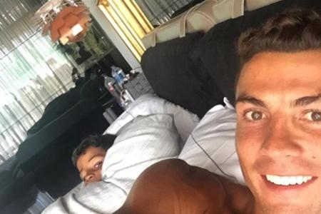 Wie könnte es anders sein?! Natürlich sitzt bei Cristiano Ronaldo (31) immer die Frisur. Hier wurde er gerade nach einem kle...