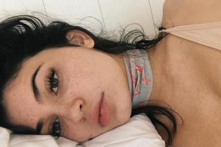 Kylie Jenner (19) hat normalerweise viel Make-up im Gesicht. Doch auch sie zeigt sich morgens ungeschminkt. Noch mit dem Kop...