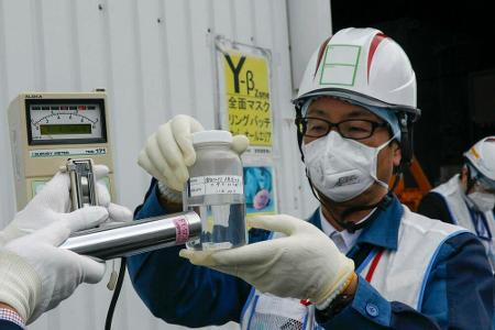 Die Reaktoren werden auch heute noch gekühlt. Deshalb lagern bereits 1,2 Milliarden Liter belastetes Wasser in Fukushima. Da...