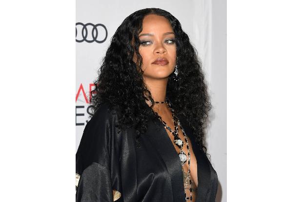 Rihanna und der französische Luxusgüter-Konzern Konzern LVMH Moet Hennessy Louis Vuitton, mit dem die Sängerin für ihre Desi... Rihanna und der französische Luxusgüter-Konzern Konzern LVMH Moet Hennessy Louis Vuitton, mit dem die Sängerin für ihre Desi...
