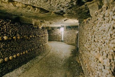 In den Katakomben von Paris lagern die sterblichen Überreste von Millionen von Menschen.