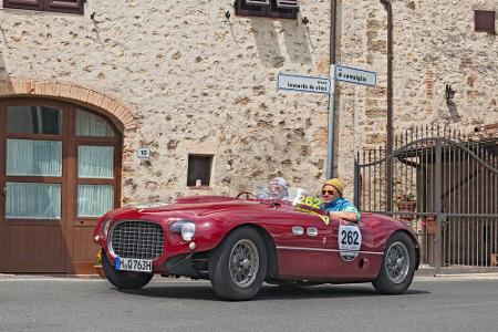 In den 50ern war die Zeit der europäischen Autos gekommen. Ein Highlight setzte damals Ferrari mit der 250er Serie. Sie wurd...