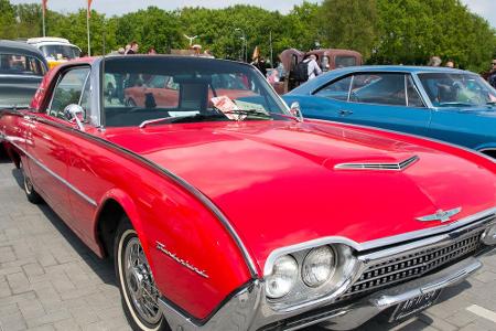 Der Ford Thunderbird gilt als Klassiker der amerikanischen Automobilszene. Es ist ein US-Symbol der 50er und 60er Jahre. Jam...