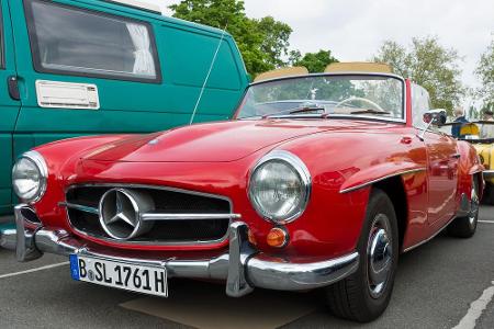 Ein weiterer deutscher Klassiker der 50er und 60er ist der Mercedes-Benz 190 SL. Der Sportwagen hat einen 105 PS starken 1,9...