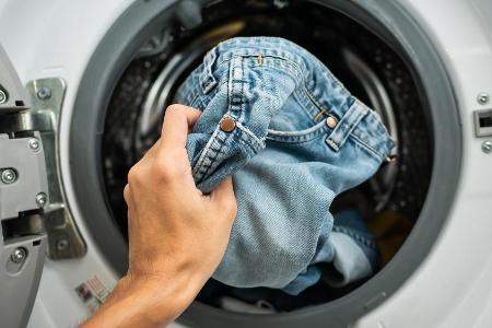 Vollwaschmittel oder Weichspüler sind beim Waschen von Jeanshosen weniger geeignet. Vollwaschmittel oder Weichspüler sind beim Waschen von Jeanshosen weniger geeignet.