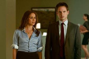 Patrick J. Adams: Meghans "Suits"-Kollege schießt gegen Königsfamilie