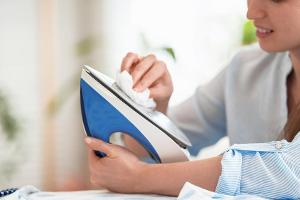 Bügeleisen entkalken: Darauf kommt es bei der Reinigung an
