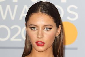 Iris Law tritt in die Fußstapfen ihres Vaters