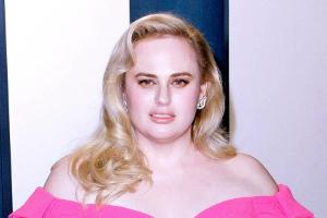 Rebel Wilson feiert Geburtstagsparty im Bademantel
