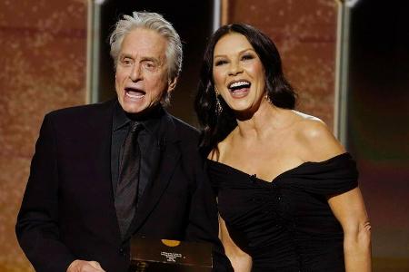 Michael Douglas und Catherine Zeta-Jones hatten bei den Golden Globes 2021 eine gute Zeit. Michael Douglas und Catherine Zeta-Jones hatten bei den Golden Globes 2021 eine gute Zeit.