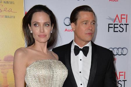 Die Schauspieler Angelina Jolie und Brad Pitt bei einer Veranstaltung im Jahr vor ihrer Trennung. Die Schauspieler Angelina Jolie und Brad Pitt bei einer Veranstaltung im Jahr vor ihrer Trennung.