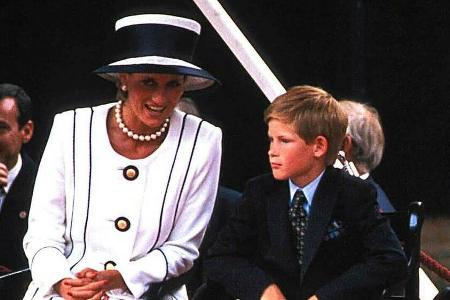 Prinz Harry mit Mutter Diana 1995 in London Prinz Harry mit Mutter Diana 1995 in London