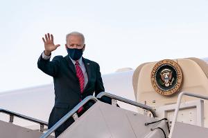 Joe Biden stolpert auf der Treppe zur Air Force One