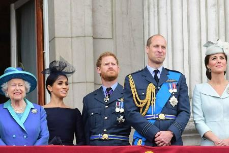 Die Queen auf dem Balkon des Buckingham Palastes mit Herzogin Meghan, Prinz Harry, Prinz William und Herzogin Kate