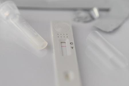 Corona-Selbsttests sollen das Risiko einer Infektionsübertragung minimieren. Corona-Selbsttests sollen das Risiko einer Infektionsübertragung minimieren.
