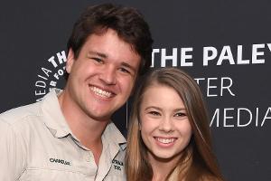 Bindi Irwin begrüßt Tochter Grace Warrior Irwin auf der Welt