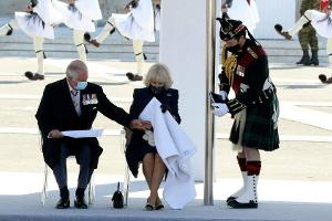 So liebevoll kümmert sich Prinz Charles um seine Camilla