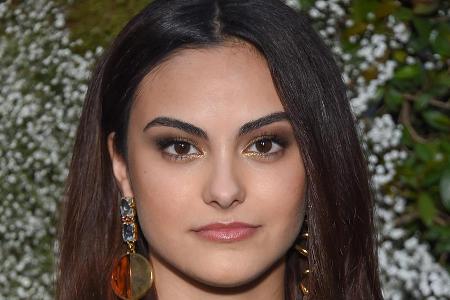 Camila Mendes vor der Pandemie auf einem Event in Hollywood Camila Mendes vor der Pandemie auf einem Event in Hollywood